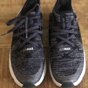 Nike AIRMAX Kids 1.5Y brand mew never worn, beautiful pair. No box